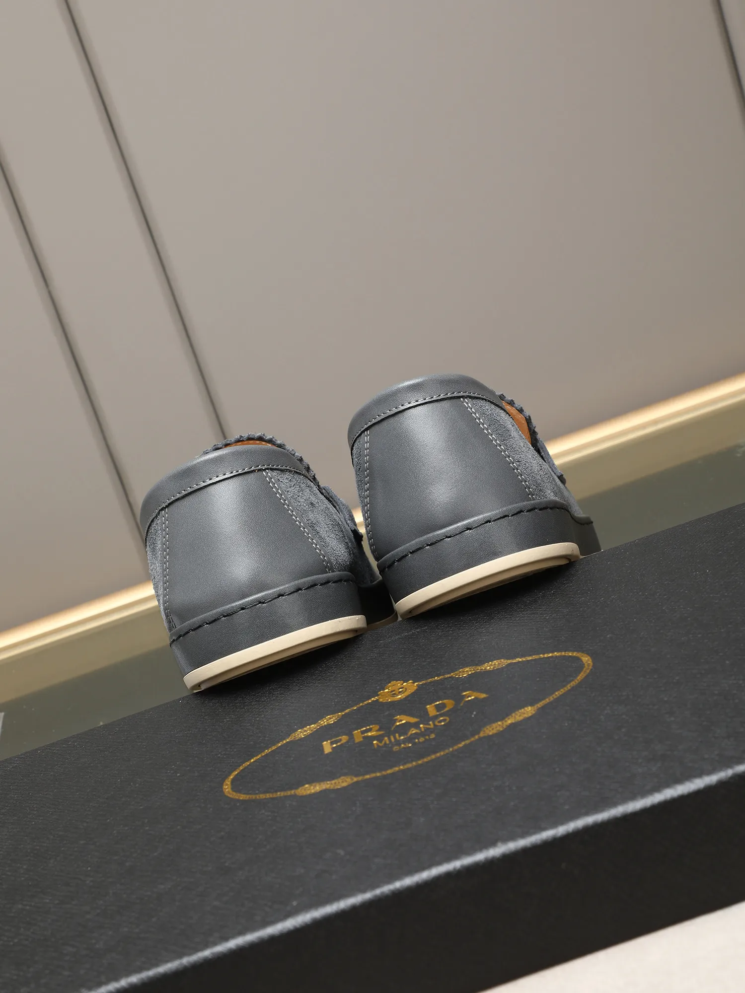 Men's men's shoes 💰P420 🆕🔥New update🔥👟PRADA (Prada) new products are released, imported soft cowhide, fashionable to allow air to penetrate the entire shoe, and the awesome shoes [strong] bring an extremely comfortable and breathable feeling! Beautiful inside and out! Exquisite workmanship, top-grade cowhide material, 😌Number: 38~44 (45 customized) 4 colors of black, blue, gray to choose from.